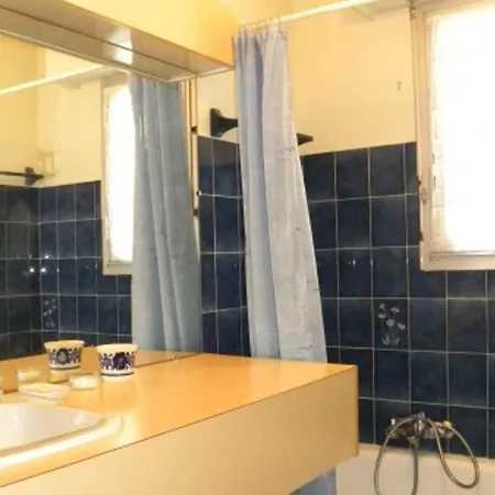Apartment T2 Calme Avec Parking, Balcon, Proche Centre-ville Et A - Fr-1-780-22 *
